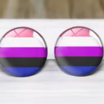 Ett sett med øredobber med fargene til det kjønnsflytende flagget.