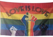 Stort love is love med knyttneve prideflagg 90x150 cm