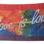 Love is love prideflagg som er i størrelsen 90x150 cm.