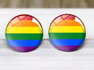 Ett sett med pride-øredobber i fargene til pride-flagget.