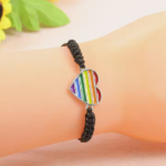 Pride-armbånd med hjerte i fargene til pride.