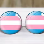 Ett sett med øredobber med fargene fra det transseksuelle flagget.