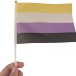 Ikke-binært prideflagg i størrelsen 14x21cm. Håndflagg.