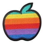 Brodert Apple-logo med pridefargene