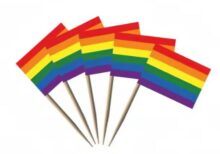 50-pkaning med pride cocktailflagg.