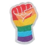 Knyttneve i pride-fargene. Et broderi som kan strykes på klær.