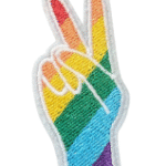 Arm som gjør peacetegn. Broderi med pridefarger.