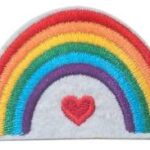 Brodert regnbue med hvit kant. Kan festes på klær.