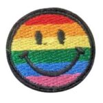 Pride smiley broderi med svart kant. Har lim på baksiden, så den kan festes på klær.