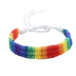 Flettet pride armbånd i pridefargene med hvit snor