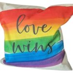 Vakkert pride putetrekk med teksten "love wins".