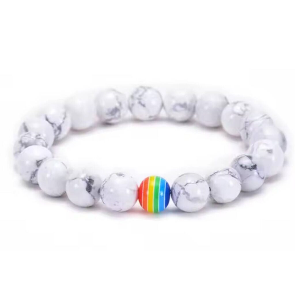 Nydelig vakkert pride armbånd laget av hvit naturstein