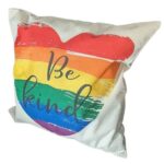Pride putetrekk med teksten "Be kind" i størrelsen 45x45 cm