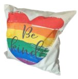 Pride putetrekk med teksten "Be kind" i størrelsen 45x45 cm