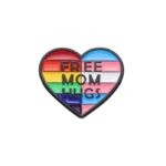 Hjerteformet pride/trans pin med pride og trans-farger
