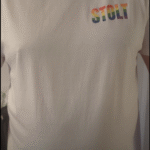 Vakker pride t-skjorte med teksten "Stolt" på.