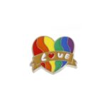 Love pride pin. Nydelig pin med pridefarger.