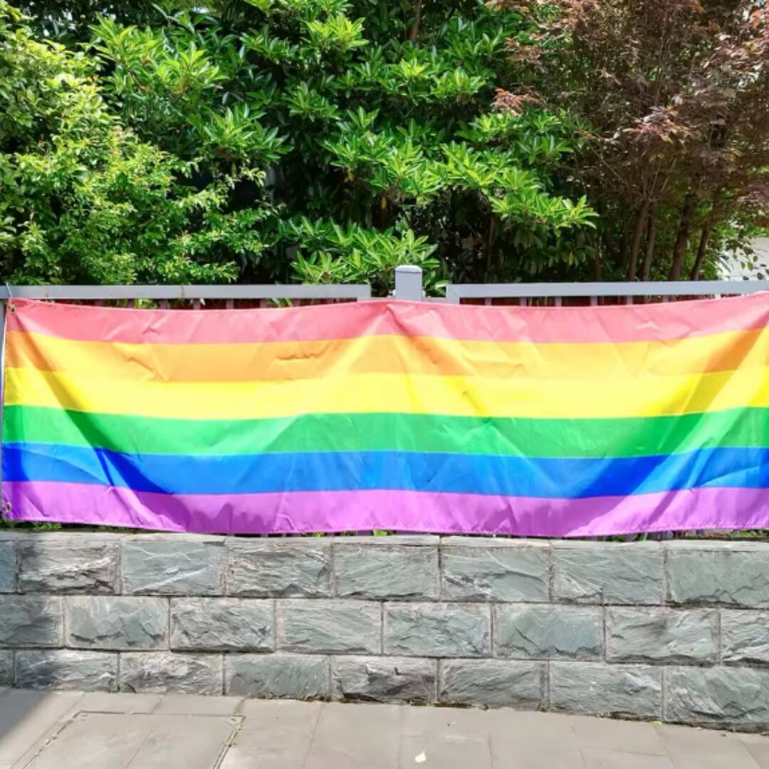 Stort prideflagg med 4 meter bredde og 1 meter høyde.