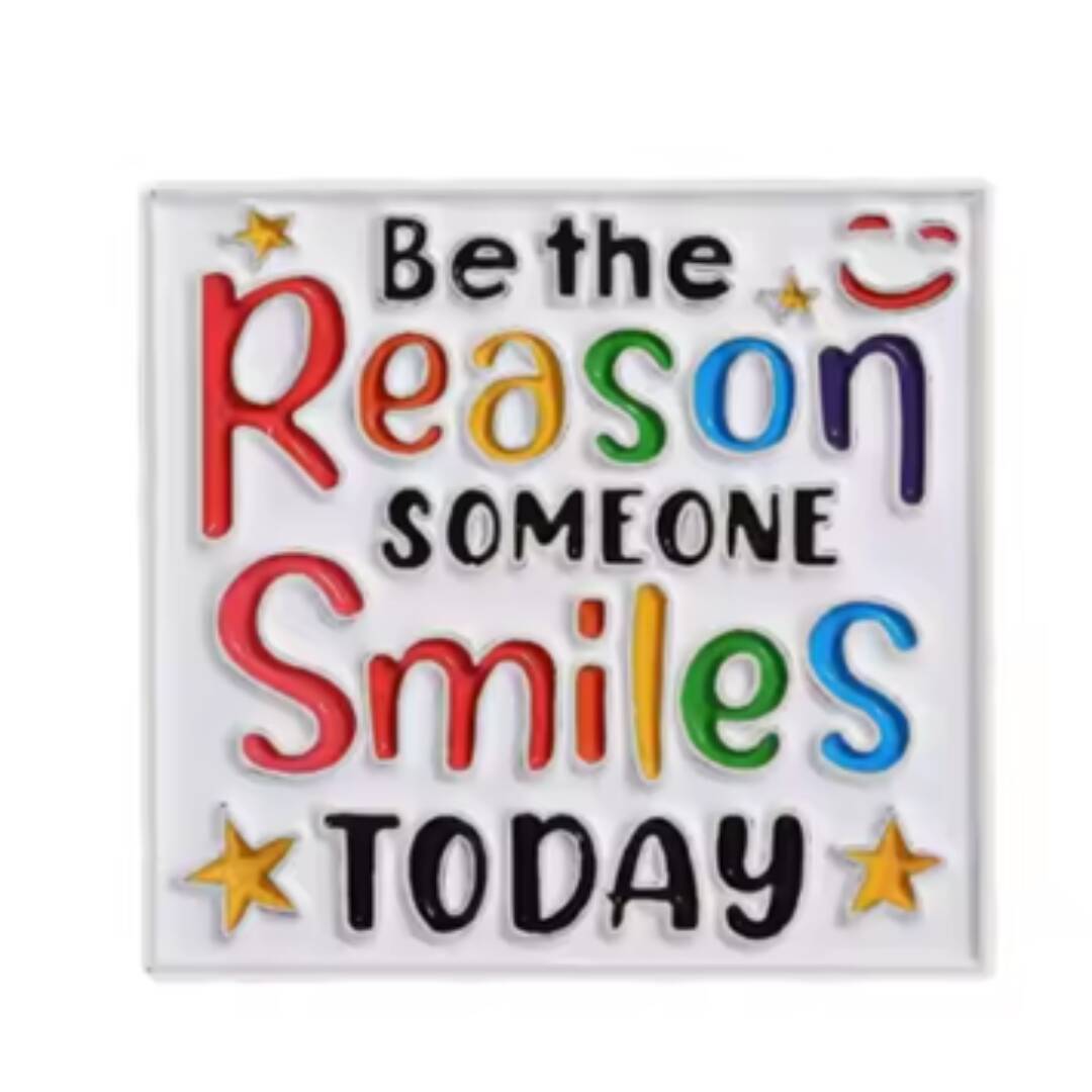 Pride pin med teksten "Be the reason someone smiles today".