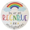 Skilt med teksten "Du er en regnbue av muligheter". Regnbue og tekst i pridefargene.