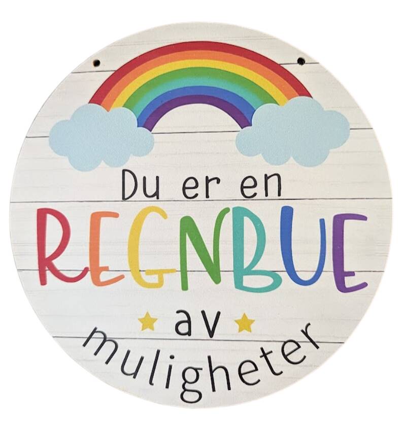 Skilt med teksten "Du er en regnbue av muligheter". Regnbue og tekst i pridefargene.
