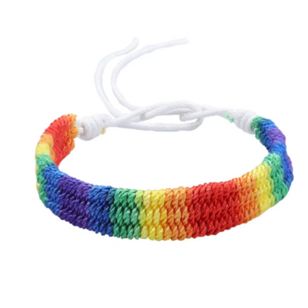Flettet pride armbånd i pridefargene med hvit snor