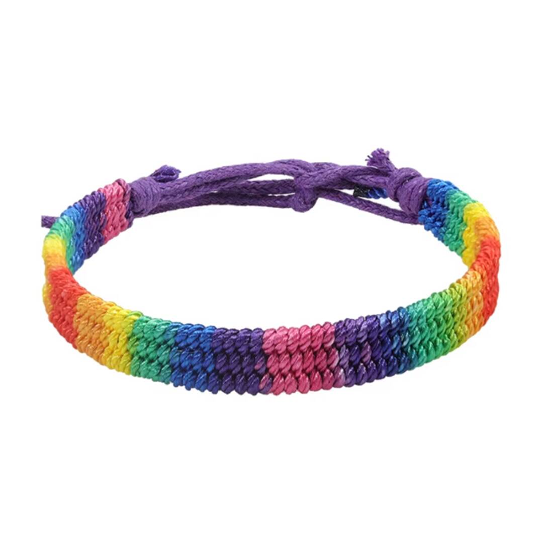 Nydelig flettet pride armbånd i pridefargene