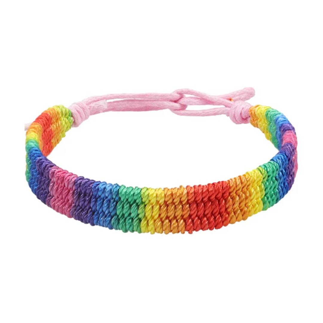 Flettet pride armbånd i pridefargene med rosa snor