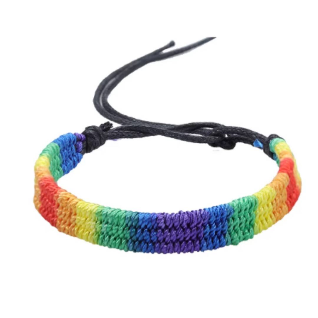 Pride armbånd i pridefargene med svart snor