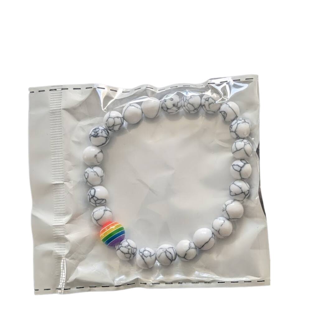 Nydelig hvitt pride armbånd laget av naturstein