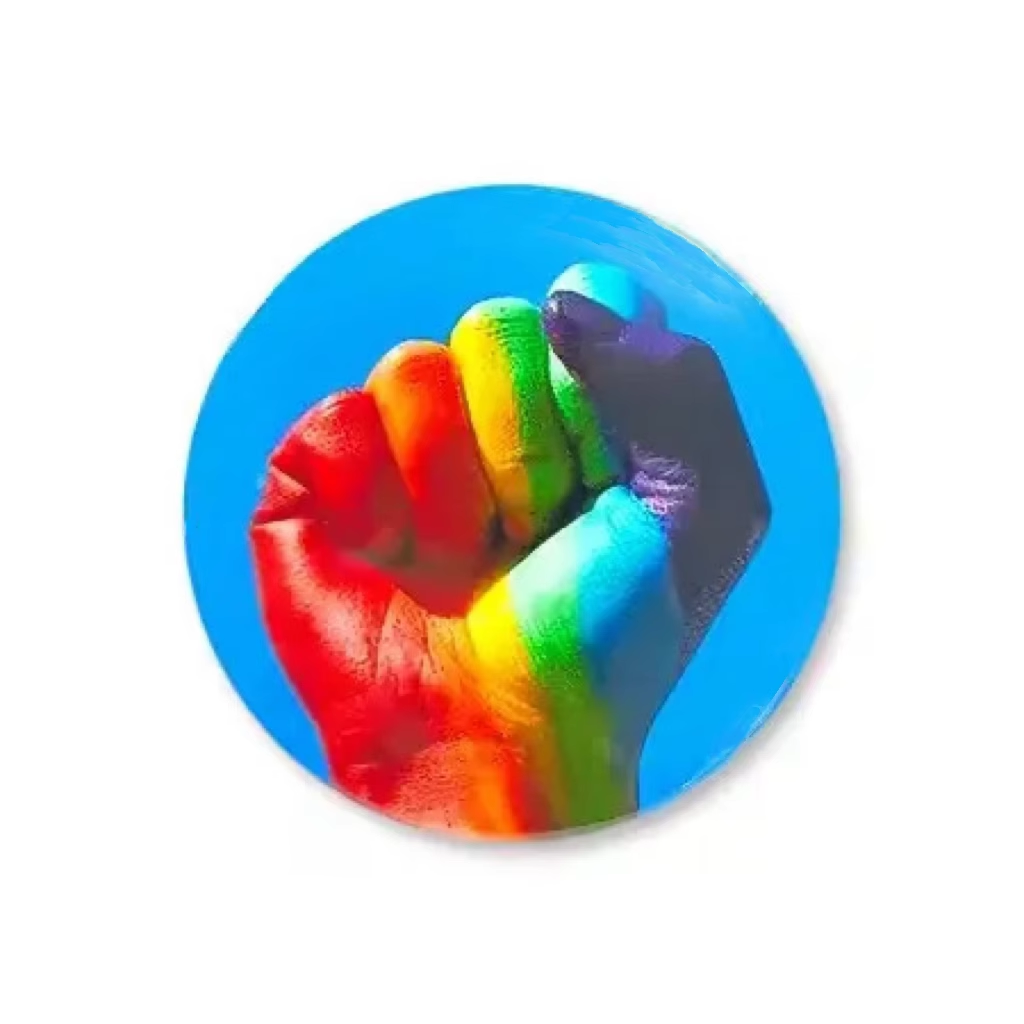 Knyttneve pridefarger pin