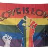 Stort love is love med knyttneve prideflagg 90×150 cm