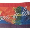 Love is love prideflagg som er i størrelsen 90x150 cm.