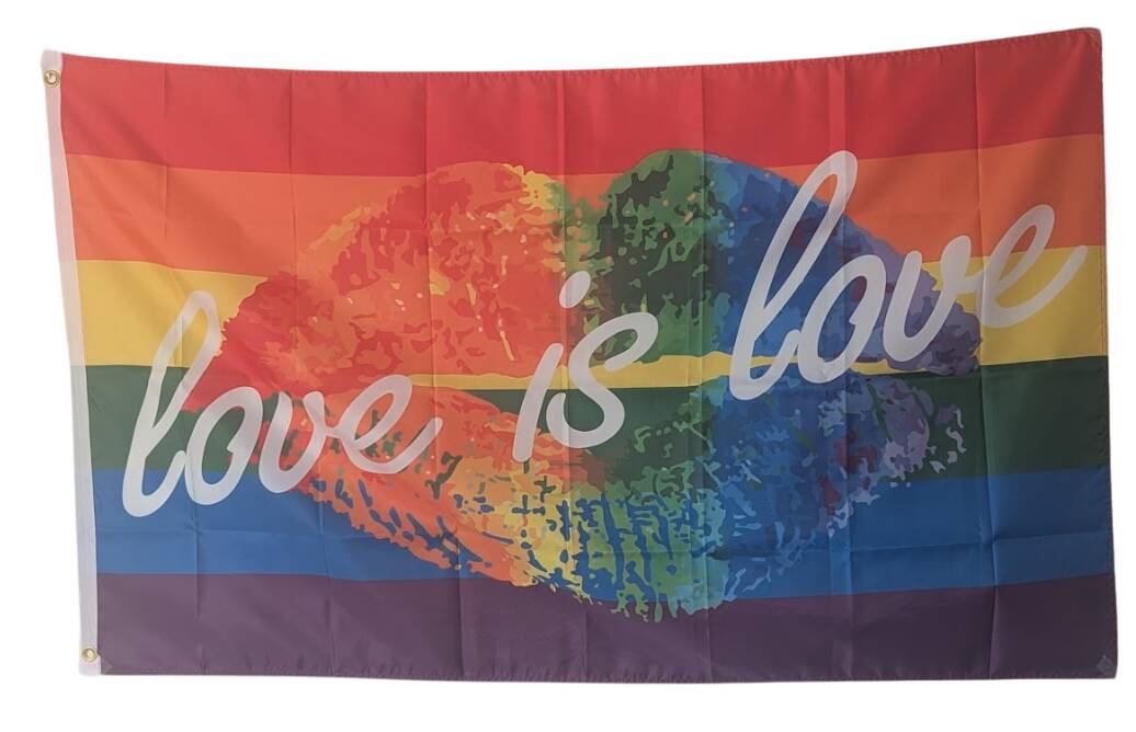 Love is love flagg 90x150 cm Love is love prideflagg som er i størrelsen 90x150 cm.
