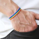 Pride regnbuearmbånd med justerbar størrelse.