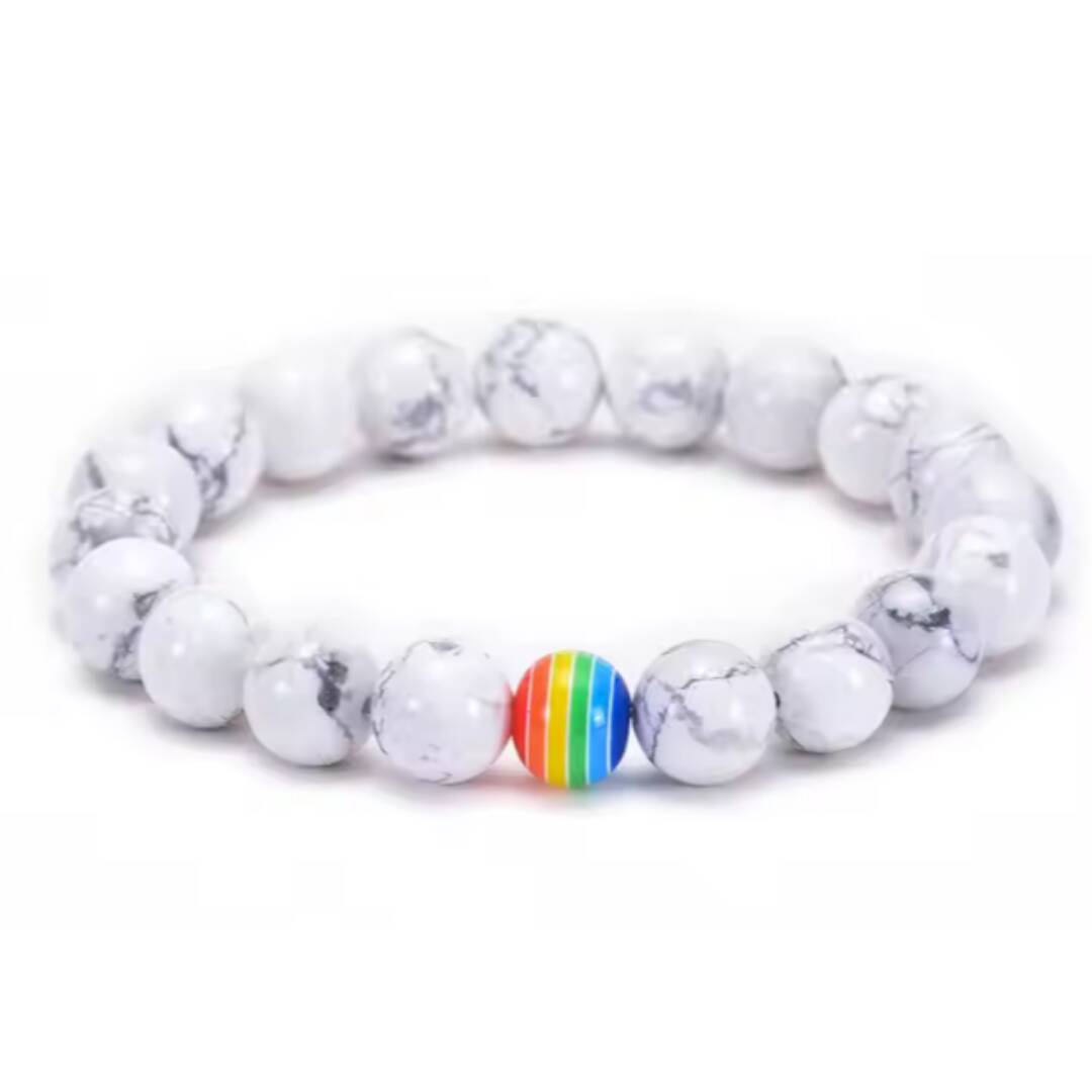 Nydelig vakkert pride armbånd laget av hvit naturstein