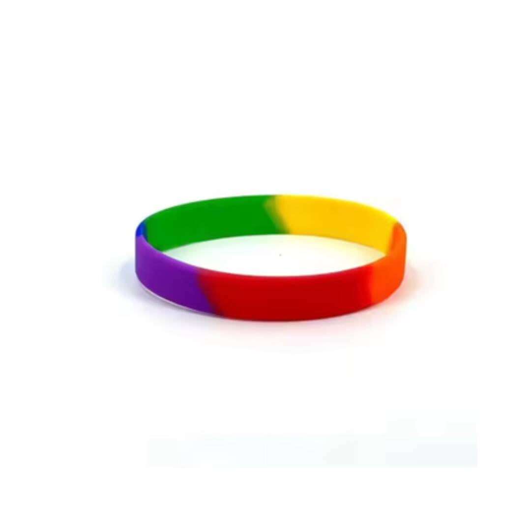 Nydelig pride armbånd i silikon. Vis støtte til pride gjennom et regnbuefarget armbånd.