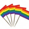 50-pkaning med pride cocktailflagg.