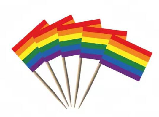 50-pkaning med pride cocktailflagg.