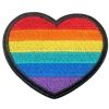 Brodert pridehjerte med svart kant. Kan festes på klær.