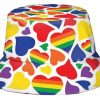 Pridehatt med pridehjerter på.