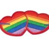 Bildet viser to hjerter med pil i pride-fargene.