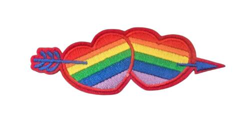 Pride hjerter med pil broderi Bildet viser to hjerter med pil i pride-fargene.