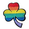 Pride kløver broderi i regnbuens farger.