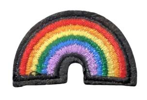 Pride regnbue broderi svart Pride regnbue med svart kant. Broderi som kan festes på klær.