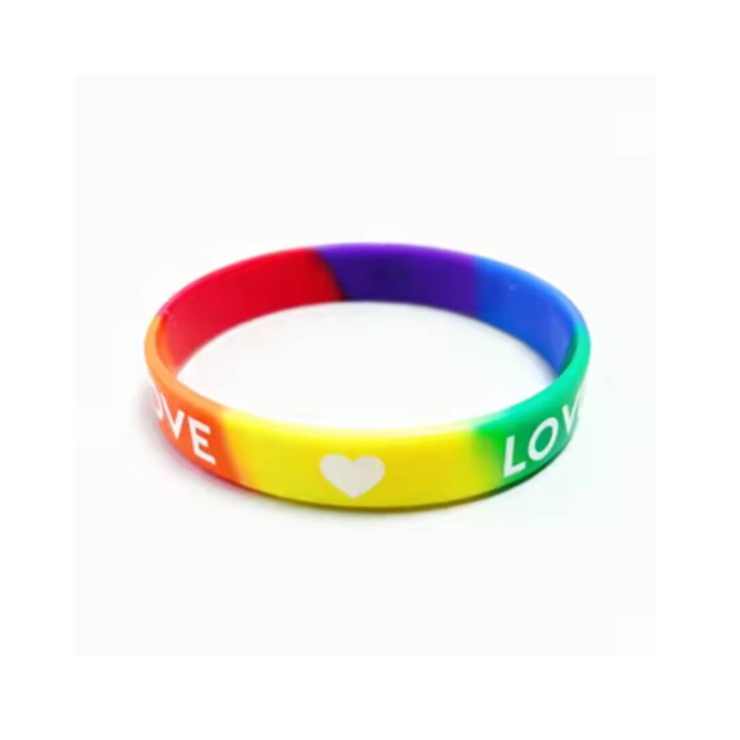 Pride armbånd med teksten "Love" på.