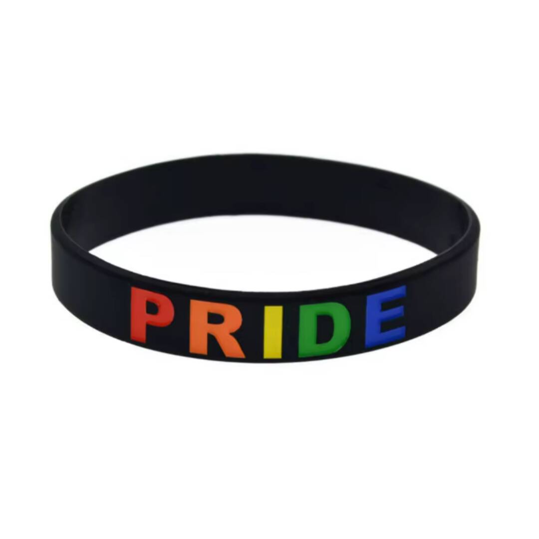 Vakkert armbånd med vakkert budskap. Svart silikon-armbånd med pride-tekst på.