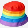 Pridehatt i regnebuens farger.