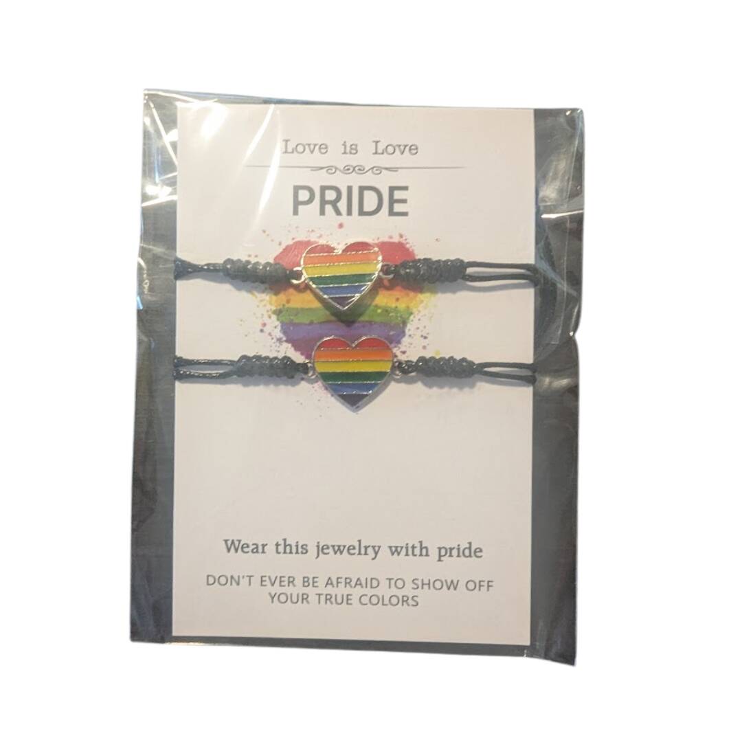Pride-armbånd med hjerte i fargene til pride.