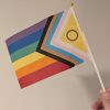 Nytt Progressivt prideflagg, 14×21 cm håndflagg